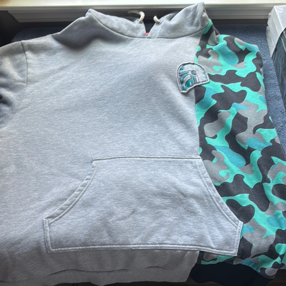 Pre Owned
Star Wars Gray and Green Mandalorian Hoodie Disneyland Exclusive